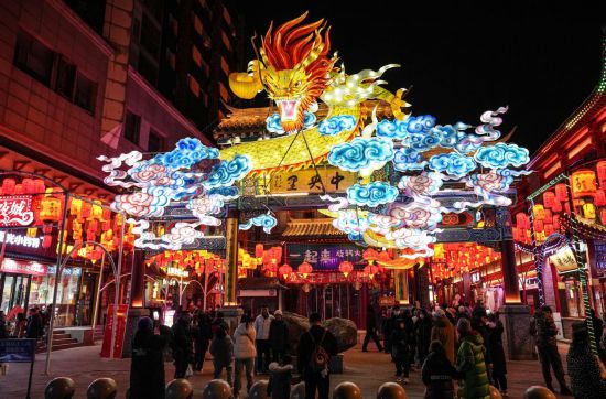 2月11日，游客在沈陽(yáng)中街游覽。春節(jié)期間，各地?zé)艋痂?、火樹銀花，呈現(xiàn)出一幕幕流光溢彩的視覺盛宴。（新華社記者潘昱龍攝）