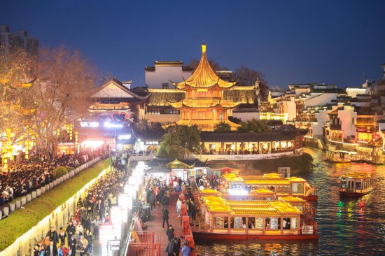2月14日，游客在南京夫子廟景區(qū)賞燈游玩。（新華社發(fā)，蘇陽(yáng)攝）