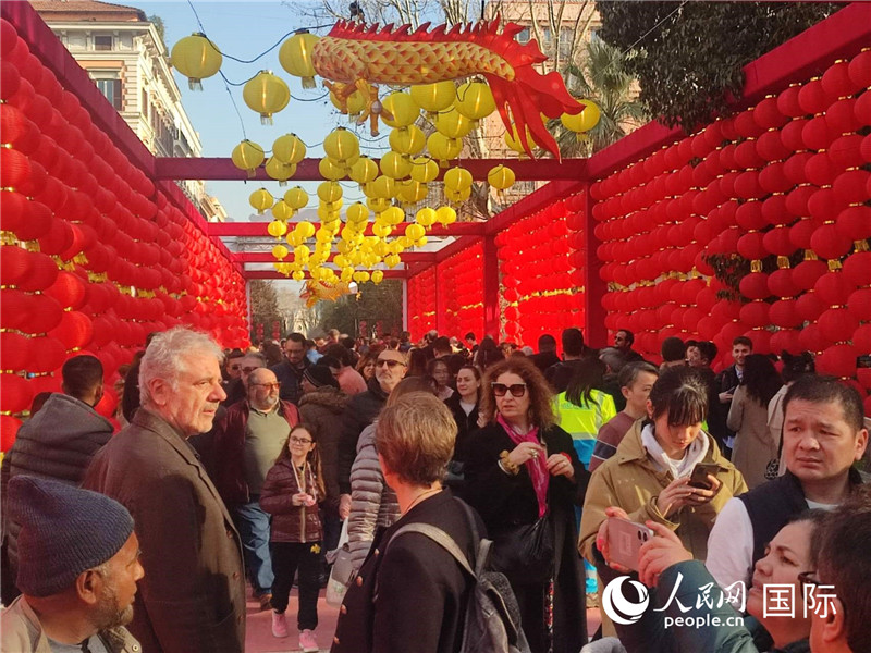 游園會(huì)入口處張燈結(jié)彩，人流如織。人民網(wǎng)記者鄭彬攝