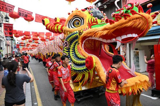 2月1日，由馬來西亞和中國(guó)的100多名青少年組成的舞龍隊(duì)在馬來西亞馬六甲市雞場(chǎng)街上共舞一條近200米的“長(zhǎng)龍”。這是活動(dòng)現(xiàn)場(chǎng)的“長(zhǎng)龍”。新華社記者程一恒攝