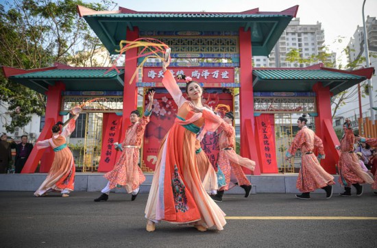 2月12日，在位于海南省海口市的第十六屆萬(wàn)春會(huì)分會(huì)場(chǎng)——海瑞文化公園春節(jié)系列活動(dòng)中拍攝的舞蹈演藝現(xiàn)場(chǎng)。新華社記者蒲曉旭攝