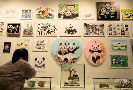 2月20日，一位小朋友在看“福寶”家族的創(chuàng)意作品。新華社記者姚琪琳攝