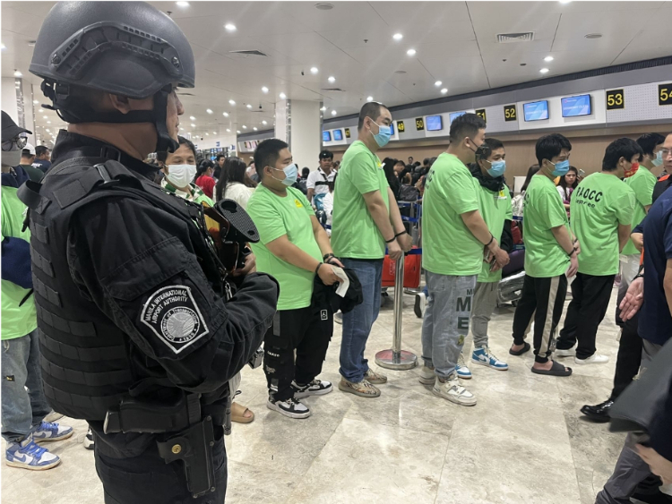 中國和菲律賓兩國執(zhí)法部門合作遣返在菲從事離岸博彩的中國公民。駐菲律賓使館供圖