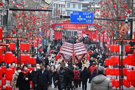 2024年2月18日，游客在2024年青島蘿卜·元宵·糖球會上消費、游玩。新華社記者李紫恒攝
