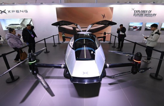 2023年12月1日，在鏈博會智能汽車鏈展區(qū)小鵬汽車展臺，參觀者觀看一臺智能飛行器。新華社記者蔡湘鑫攝