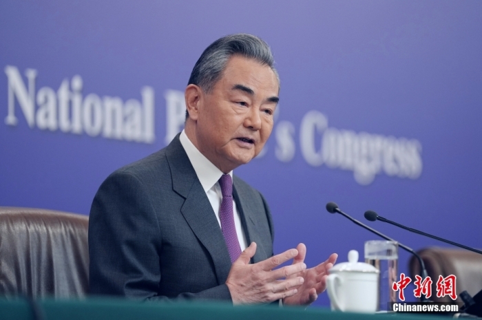 3月7日，十四屆全國(guó)人大二次會(huì)議在北京舉行記者會(huì)，中共中央政治局委員、外交部長(zhǎng)王毅就中國(guó)外交政策和對(duì)外關(guān)系相關(guān)問題回答中外記者提問。<a target='_blank' href='/'><p  align=