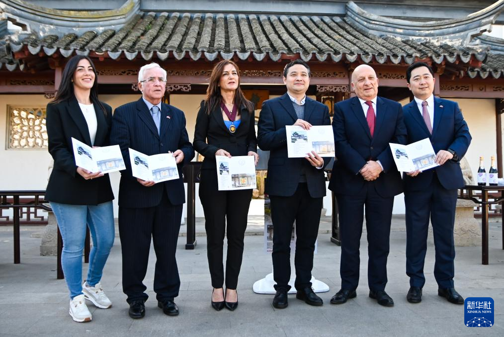 3月6日，嘉賓出席在馬耳他桑塔露琪亞市舉行的中國(guó)生肖郵票發(fā)行儀式。新華社發(fā)（喬納森·博格攝）