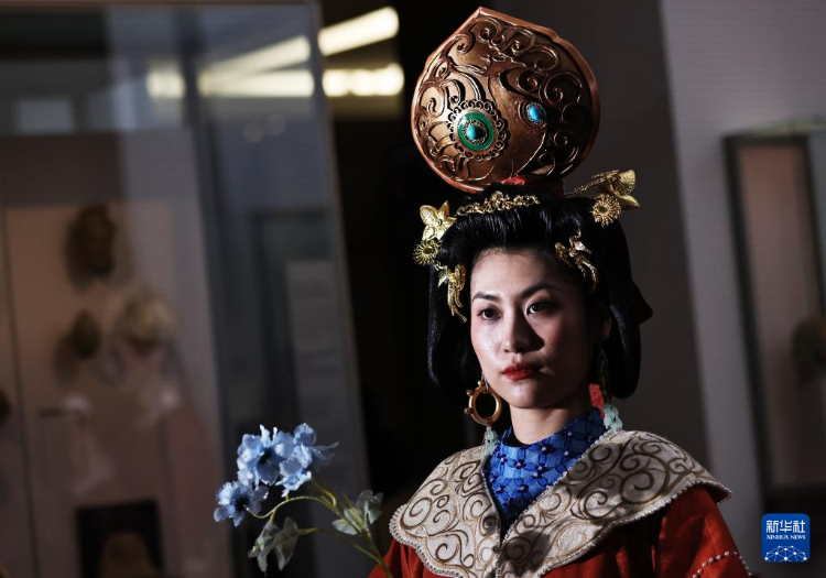 3月13日，在位于法國巴黎的吉美國立亞洲藝術(shù)博物館，模特展示敦煌復(fù)原服飾。新華社記者 高靜 攝