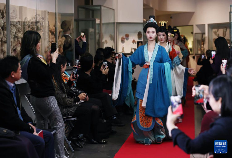 3月13日，在位于法國巴黎的吉美國立亞洲藝術(shù)博物館，模特展示敦煌復(fù)原服飾。新華社記者 高靜 攝