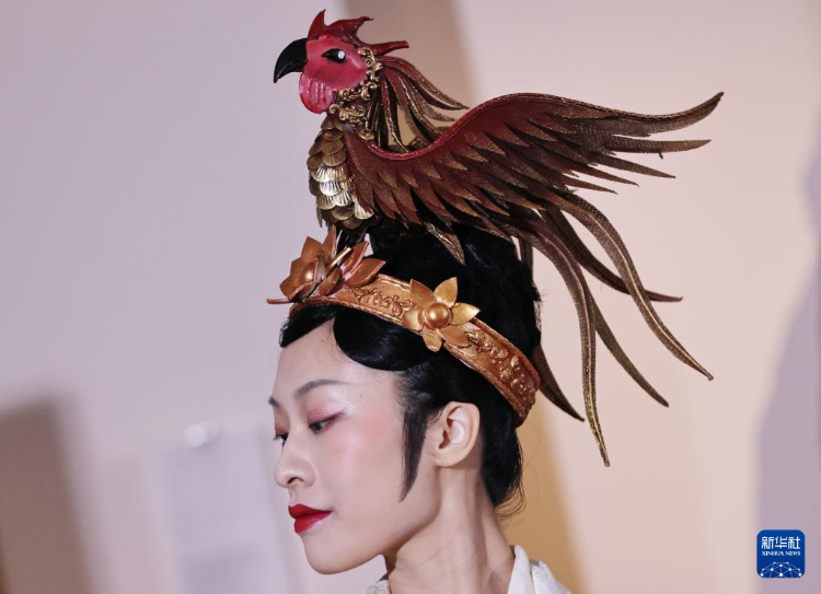3月13日，在位于法國巴黎的吉美國立亞洲藝術(shù)博物館，模特展示敦煌復(fù)原服飾。新華社記者 高靜 攝