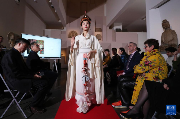 3月13日，在位于法國巴黎的吉美國立亞洲藝術(shù)博物館，模特展示敦煌復(fù)原服飾。新華社記者 高靜 攝