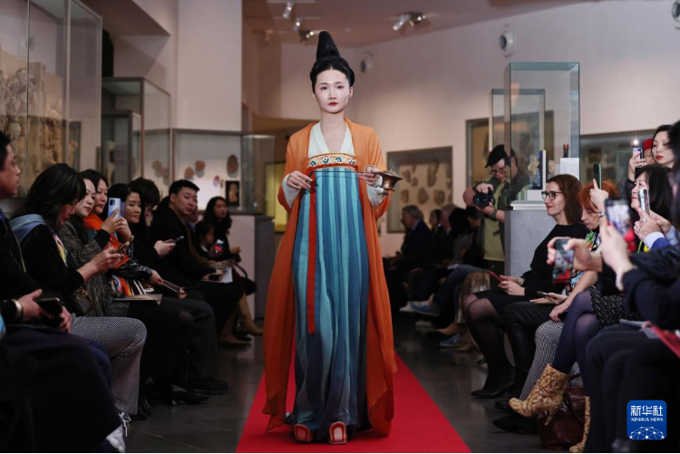 3月13日，在位于法國巴黎的吉美國立亞洲藝術(shù)博物館，模特展示敦煌復(fù)原服飾。新華社記者 高靜 攝