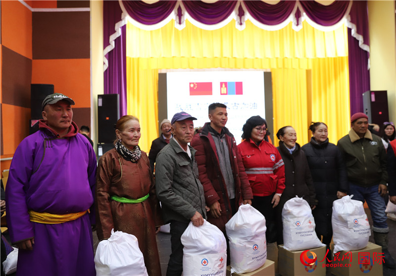 3月18日，向受災(zāi)牧民分發(fā)中方賑災(zāi)物資現(xiàn)場(chǎng)。人民網(wǎng)記者 霍文攝