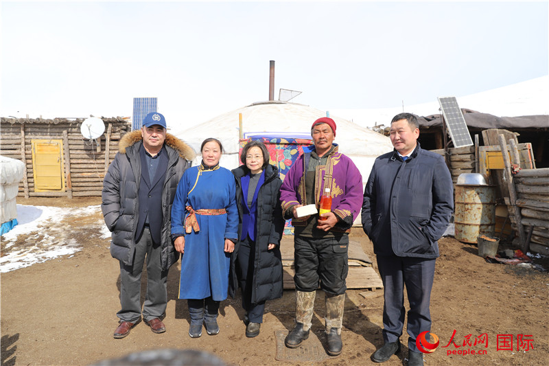5.3月18日，沈大使與牧民及縣領(lǐng)導(dǎo)合影。人民網(wǎng)記者 霍文攝