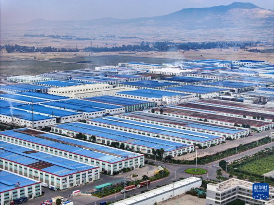 這是2023年11月3日在埃塞俄比亞杜凱姆市拍攝的東方工業(yè)園（無人機(jī)照片）。 新華社發(fā)（東方工業(yè)園供圖）