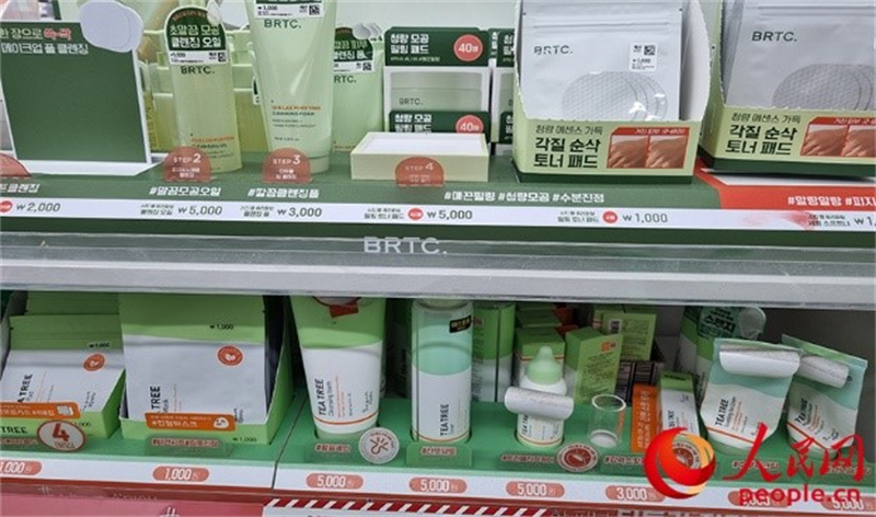 韓國零售連鎖店大創(chuàng)推出低價化妝品。人民網(wǎng) 李帆攝