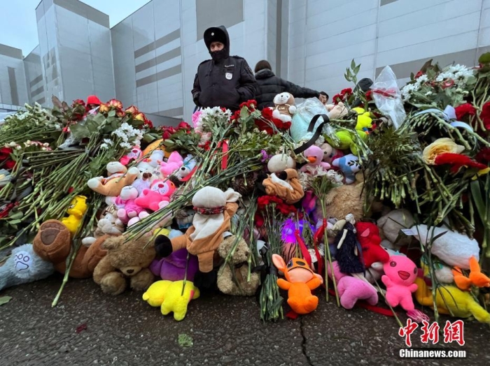 當(dāng)?shù)貢r間3月24日，俄羅斯全國哀悼日，悼念22日發(fā)生在莫斯科州克拉斯諾戈爾斯克市“克羅庫斯城”音樂廳恐怖襲擊事件中的遇難者。此次恐襲已導(dǎo)致137人遇難，150多人受傷。圖為民眾在恐襲事件現(xiàn)場附近敬獻的鮮花和毛絨玩具。<a target='_blank' href='/'><p  align=