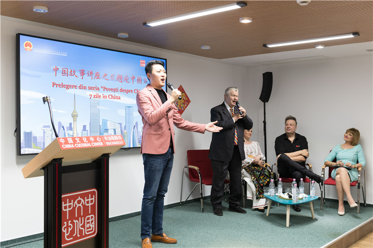 中國青年男高音歌唱家方瀧與奧爾基·圖爾達(dá)合唱羅語歌曲。布加勒斯特中國文化中心供圖。