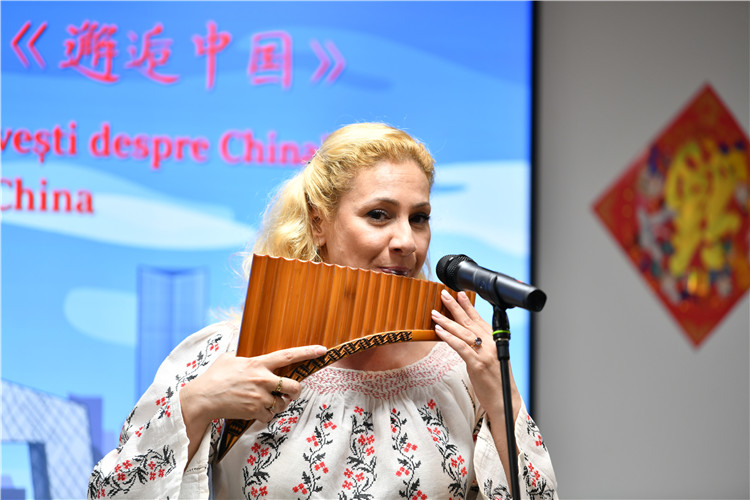 喬治亞娜·帕納演奏排簫。 布加勒斯特中國文化中心供圖。