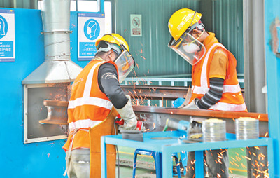 中企承建的馬東鐵項目創(chuàng)造就業(yè)機會超過1.8萬個，合作的當?shù)仄髽I(yè)超過1900家——為促進馬來西亞東西海岸互聯(lián)互通貢獻力量（共建“一帶一路”第一現(xiàn)場）