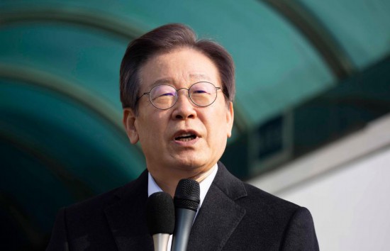 1月10日，韓國最大在野黨黨首李在明從首爾大學醫(yī)院出院時發(fā)表講話。新華社發(fā)（全休相攝）
