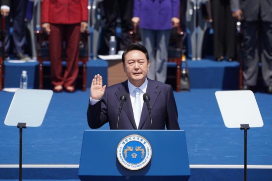 2022年5月10日，在韓國首爾，尹錫悅出席總統(tǒng)宣誓就職儀式。新華社發(fā)（李相浩攝）