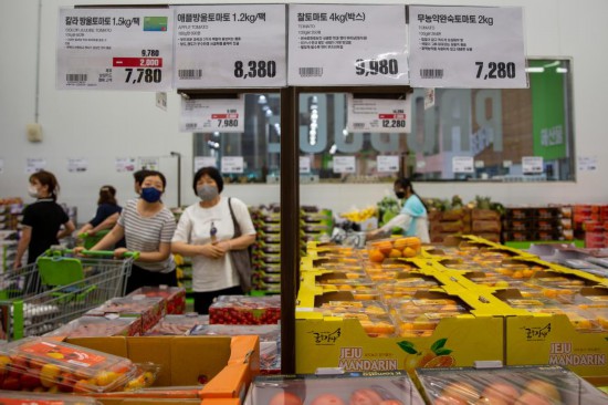 2022年7月9日，人們在韓國高陽市一家超市水果區(qū)購物。新華社記者王益亮攝