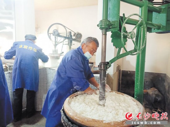 　　作坊里工人正在進(jìn)行粉絲生產(chǎn)。受訪者供圖