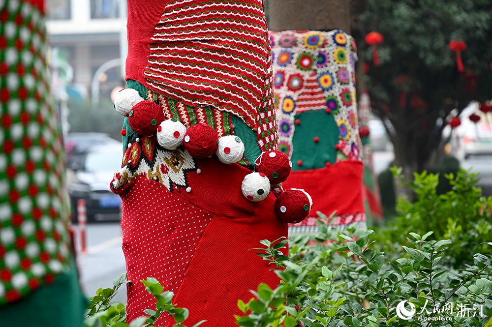 杭州市拱墅區(qū)獅虎橋路上的行道樹“穿”上了新裝。人民網(wǎng) 葉賓得攝