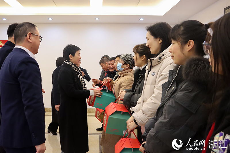 杭州市上城區(qū)“我為年夜飯?zhí)淼啦恕睈?ài)心禮盒正式啟送。人民網(wǎng) 秦文攝