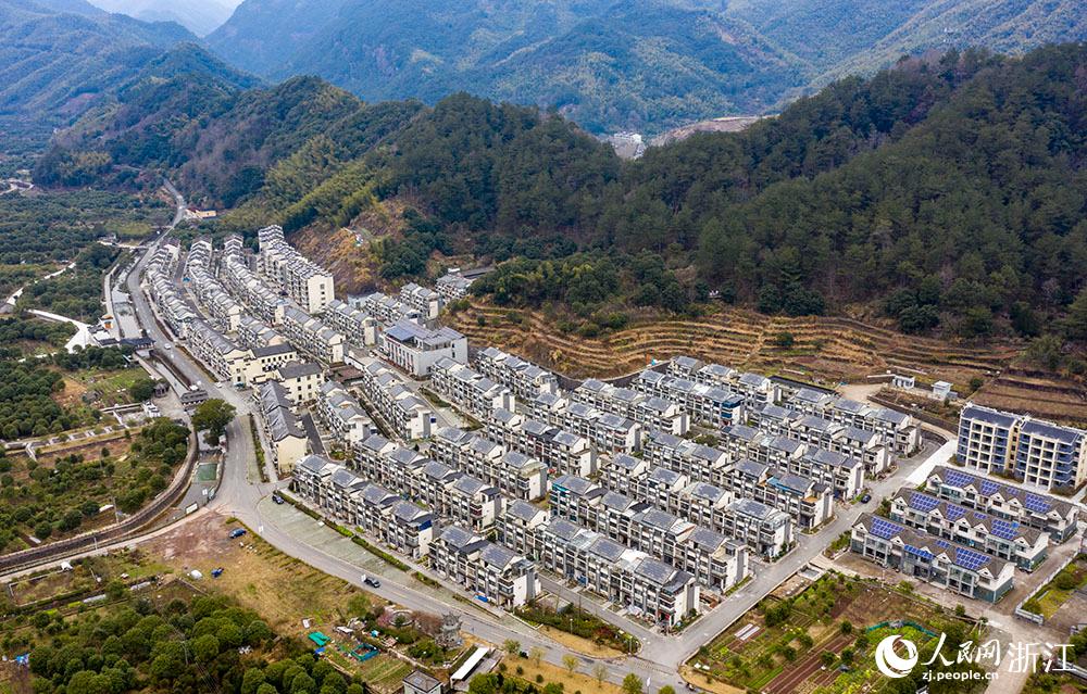 近日，航拍寧波市海曙區(qū)龍觀鄉(xiāng)李岙村屋頂光伏項(xiàng)目。人民網(wǎng) 章勇濤攝