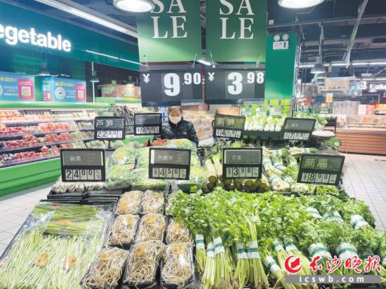 　　家樂福芙蓉廣場店，市民在選購春菜。