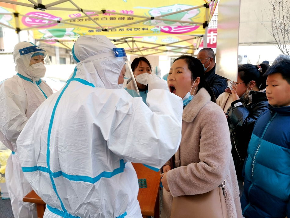 連云港贛榆區(qū)抽調(diào)近500名醫(yī)務(wù)人員開(kāi)展核酸檢測(cè)。朱代桂攝