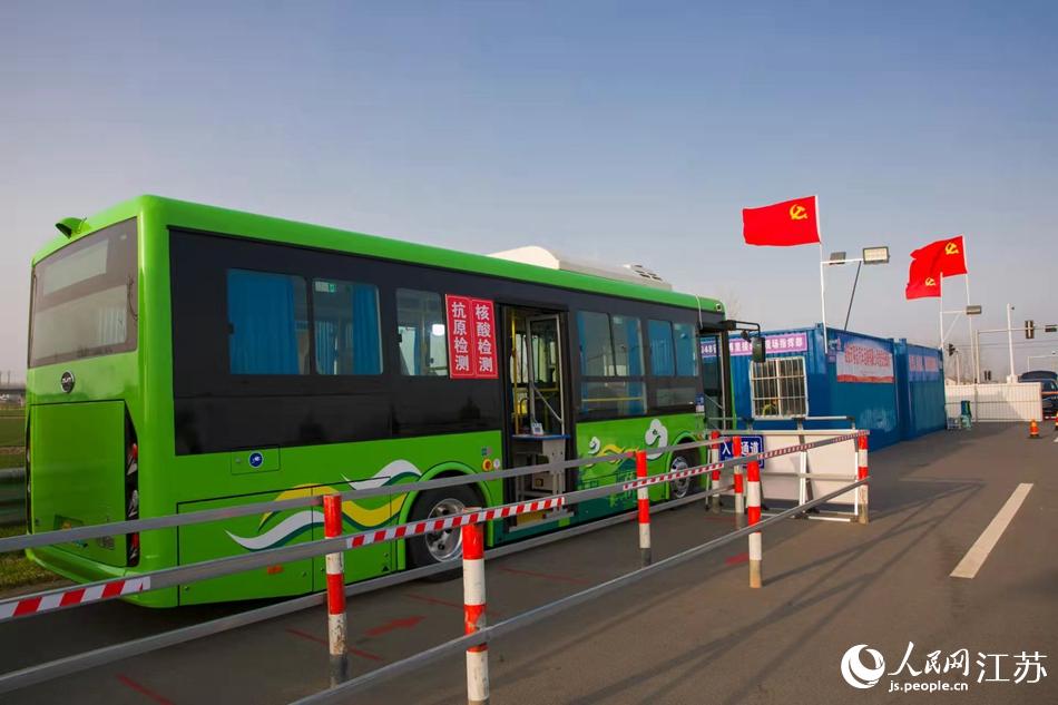 淮安市客總汽車運(yùn)輸有限公司調(diào)集兩部車況最佳“核酸采樣流動(dòng)車”，組建黨員“先鋒崗”。紀(jì)星名攝