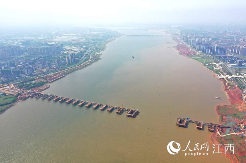 航拍九龍湖過江大橋，該橋是南昌第七座跨贛江通道。 人民網(wǎng) 時雨攝