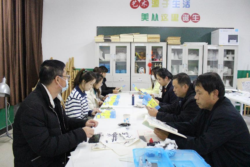 河北省臨西縣人民檢察院未檢檢察官在臨西縣第二小學(xué)為家長講解家庭教育促進(jìn)法。 孫國月攝