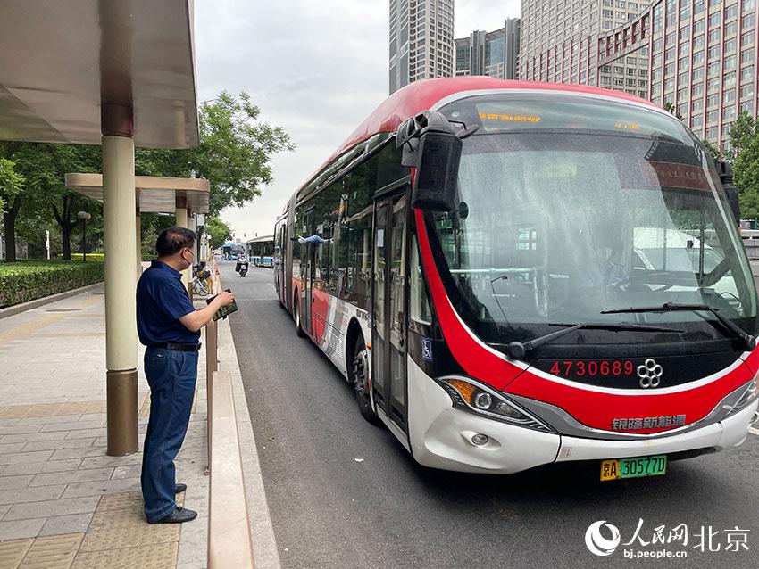 北京1路公交車駛進(jìn)八王墳西站，此前各路公交經(jīng)過該站時均甩站通過，今起該站回復(fù)正常上下客。人民網(wǎng) 尹星云攝