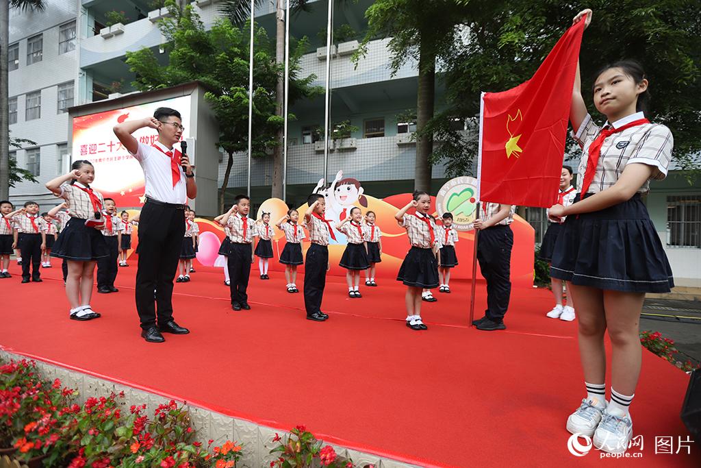 5月31日，在廣西壯族自治區(qū)南寧市民主路小學(xué)，學(xué)校大隊(duì)輔導(dǎo)員帶領(lǐng)少先隊(duì)員呼號(hào)。人民網(wǎng)記者 嚴(yán)立政攝