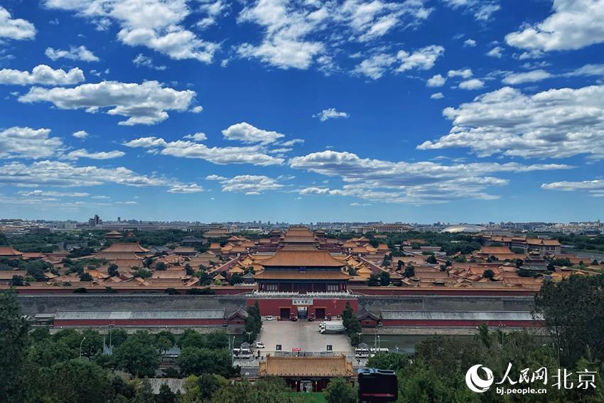北京再現(xiàn)“高顏值”藍(lán)天白云。 人民網(wǎng) 池夢(mèng)蕊攝