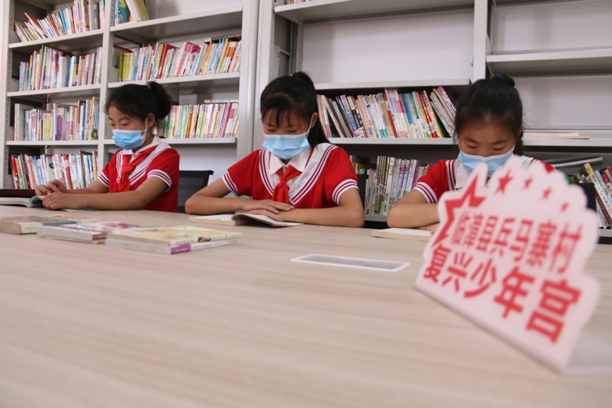 河北省臨漳縣柏鶴集鄉(xiāng)兵馬寨村復(fù)興少年宮，孩子們?cè)陂営[室讀書(shū)。 申志好攝