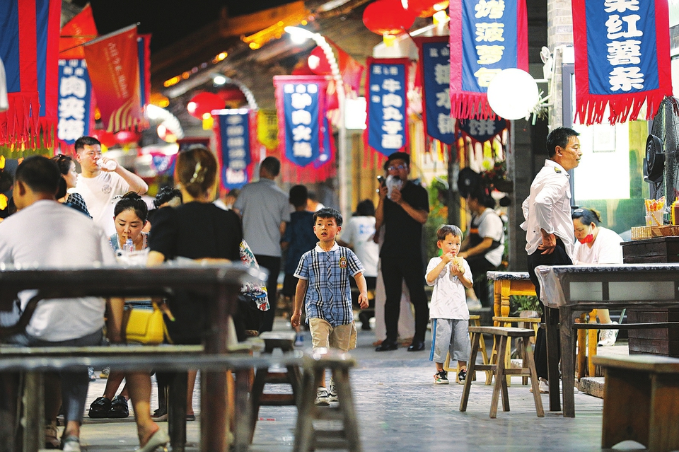  6月17日晚，游客在運(yùn)城市鹽湖區(qū)嵐山根運(yùn)城印象景區(qū)內(nèi)游玩。連日來，運(yùn)城市通過發(fā)放消費(fèi)券，培育夜購、夜味、夜宿、夜玩、夜賞的消費(fèi)形態(tài)，迅速推動(dòng)消費(fèi)企穩(wěn)回暖，為經(jīng)濟(jì)發(fā)展注入強(qiáng)勁動(dòng)力。 金玉敏攝
