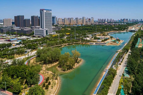環(huán)城水系中的北湖公園越來越美。羅大慶攝