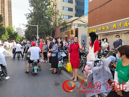 石家莊外國語學校考點外送考的家長。人民網(wǎng) 祝龍超攝