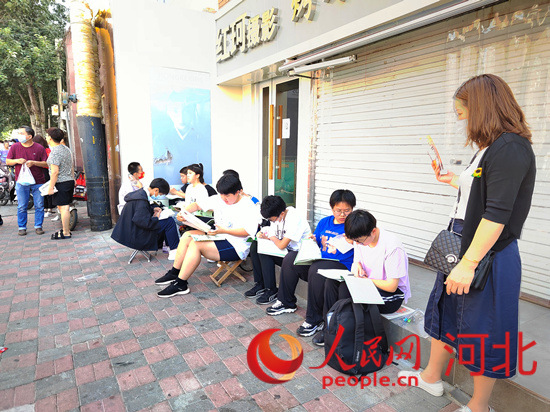 臨進考場，考生抓緊時間再復習一下。人民網(wǎng) 祝龍超攝