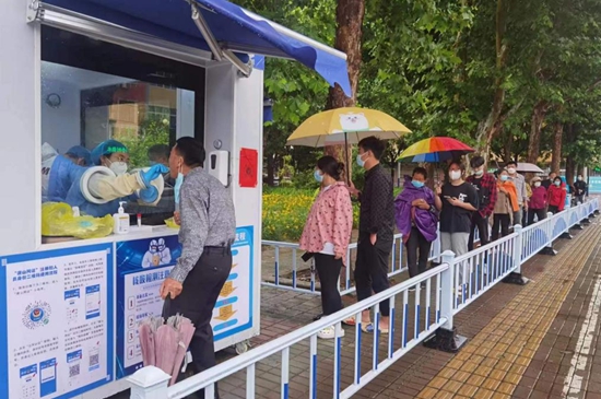 核酸采樣志愿者們上崗。孫金梅攝