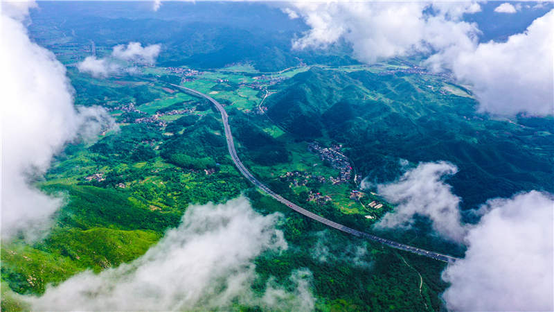 湖南省常寧市廟前鎮(zhèn)泉井村，云霧繚繞，青山蒼翠，公路蜿蜒，秀美如畫(huà)。周秀魚(yú)春攝