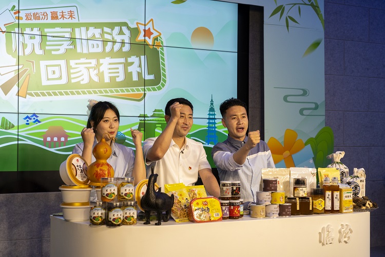6月3日下午，在臨汾原產(chǎn)地商品體驗店，曲沃縣副縣長樊奇選對當(dāng)?shù)氐霓r(nóng)特產(chǎn)品、旅游景點進行了推介代言。鄭遠飛攝