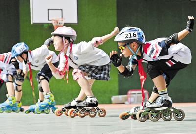 6月23日，邯鄲市邯山區(qū)實驗小學(xué)的學(xué)生在練習(xí)輪滑。 當(dāng)日是國際奧林匹克日，該小學(xué)開展了“我運動、我健康、我快樂”為主題的體育活動，通過足球、籃球、武術(shù)、輪滑、擊劍等運動，讓學(xué)生們享受運動健身的快樂，感受運動的魅力。 河北日報通訊員 郝群英攝