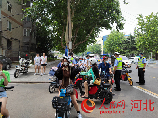 石家莊交警在查處非機(jī)動車違章。人民網(wǎng)祝龍超攝