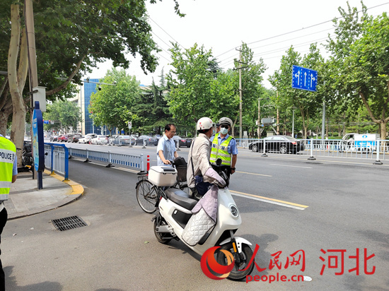 石家莊交警在查處非機(jī)動車違章。人民網(wǎng)祝龍超攝
